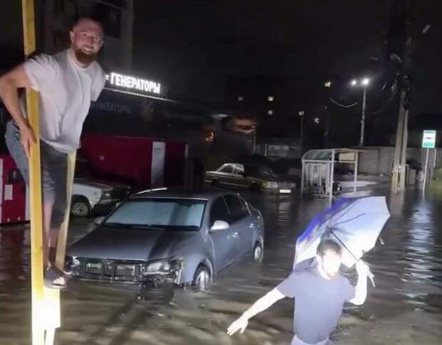 Жители Махачкалы на ходулях ищут свои авто на подтопленных улицах