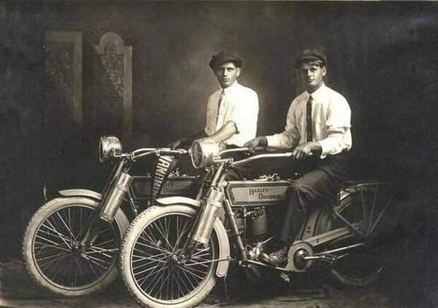 Уильям Харли и Артур Дэвидсон, 1914 год – основатели компании Мотоциклы Харли-Дэвидсон