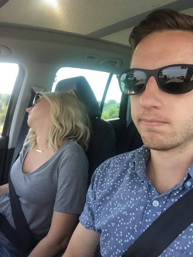 Этот парень сделал свою спящую жену звездой интернета! (17 фото)