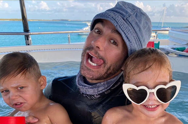 Энрике Иглесиас показал их с Анной Курниковой подросших детей