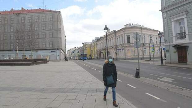 Девушка в защитной маске улице Большая Никитская в Москве Девушка в защитной маске улице Большая Никитская в Москве