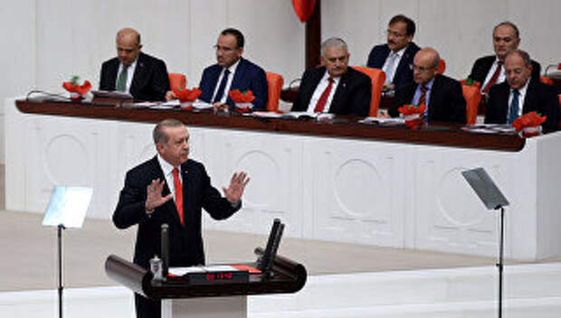 Президент Турции Тайип Эрдоган выступает на открытии осенней сессии турецкого парламента. 1 октября 2017