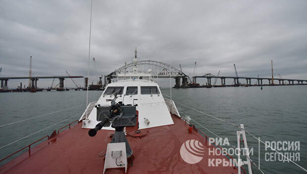 Вид на мост через Керченский пролив с пограничного катера-перехватчика проекта Соболь
