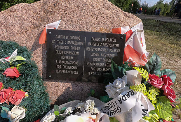 Памятный католический крест на месте гибели пассажиров Ту-154 под Смоленском