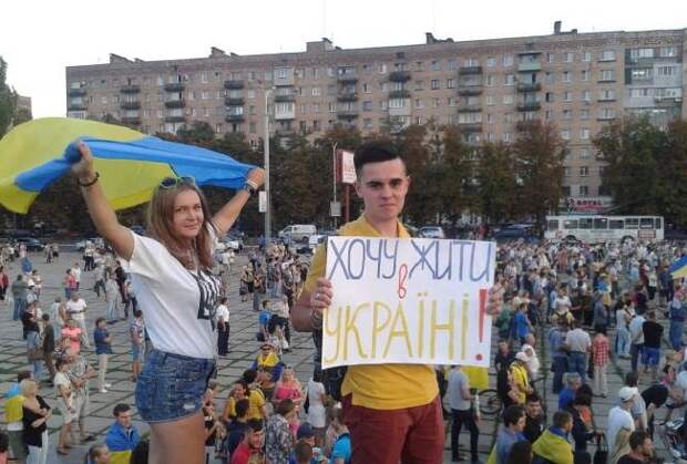 В Мариуполе прошел митинг против агрессии России в Украине В Мариуполе прошел митинг против агрессии России в Украине