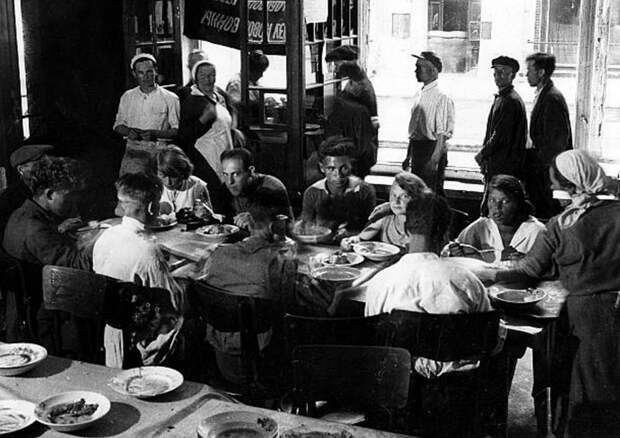 Советские студенты в московском буфете. 1925 год.