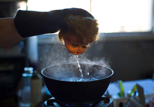 Чтобы размягчать перед реставрацией материал, части кукол опускают в горячую воду