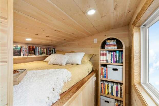 Уютная спальня на чердачном уровне (Library). | Фото: autoevolution.com.
