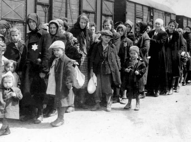 Прибытие депортационного поезда, доставляющего венгерских евреев в Аушвиц, примерно 1942 год аушвиц, вторая мировая война, день памяти, конц.лагерь, концентрационный лагерь, освенцим, узники, холокост