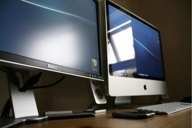 Плюсы и минусы глянцевых и матовых мониторов наглядно демонстрирует фото. Слева матовый Dell, а справа глянцевый Apple.