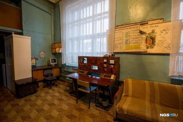 Репортаж из загадочного здания в Новосибирске — в нем гудят 6 тысяч вольт и нельзя махать руками Сибирь, Новосибирск, Подстанция, Постконструктивизм, Длиннопост