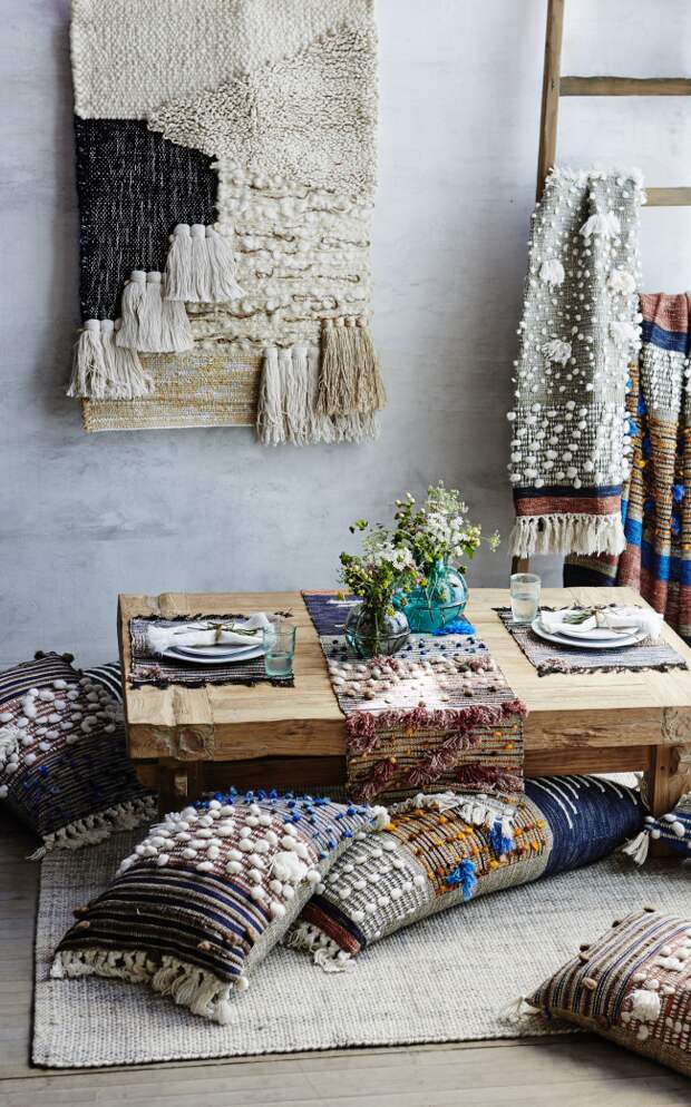 Уютный домашний уголок с гобеленами и подушками ручной работы с которого веет скандинавской атмосферой