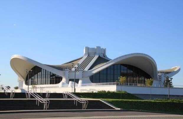 Впечатляющее здание Выставочного комплекса «Белэкспо» в Минске.