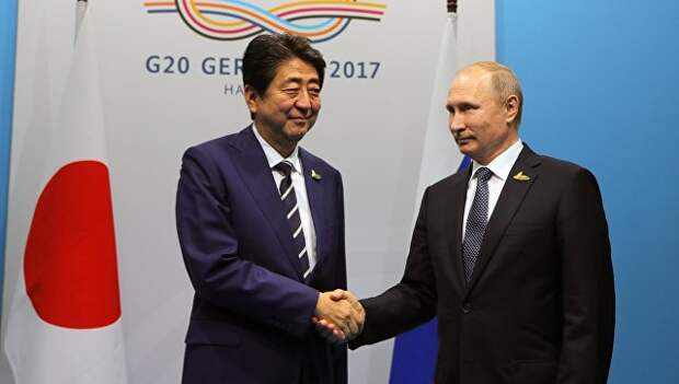 Владимир Путин и премьер-министр Японии Синдзо Абэ во время встречи на полях саммита лидеров Группы двадцати G20 в Гамбурге. 7 июля 2017 Владимир Путин и премьер-министр Японии Синдзо Абэ во время встречи на полях саммита лидеров Группы двадцати G20 в Гамбурге. 7 июля 2017