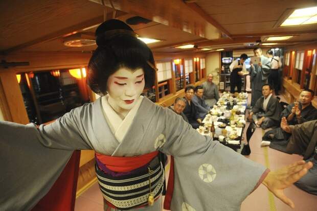 Изначально гейшами были мужчины — единственный в Японии современный мужчина-гейша