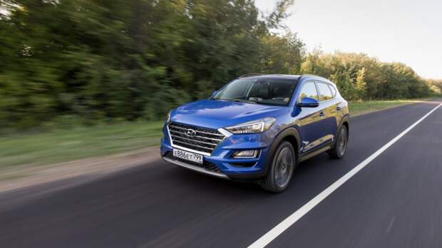 Hyundai_Tucson синий на трассе