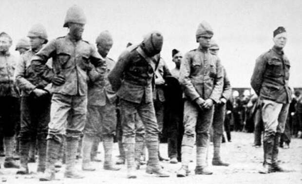 Военнопленный Черчилль ( справа) во время Англо-бурской войны (1899—1902).