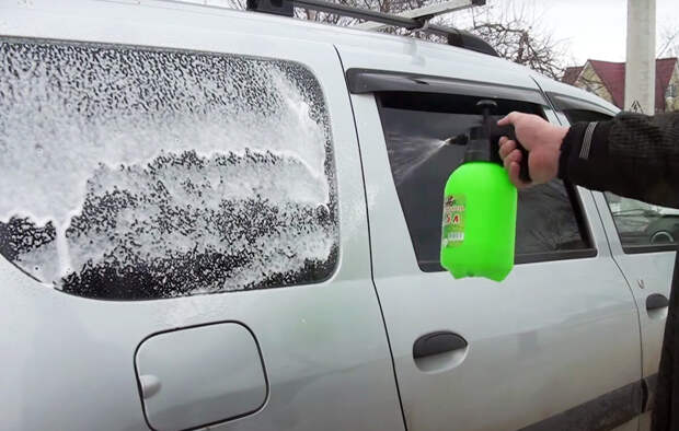 В тёплое время года многие автомобилисты предпочитают мыть своё транспортное средство самостоятельно.