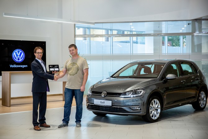 Volkswagen Golf передан первому покупателю в России