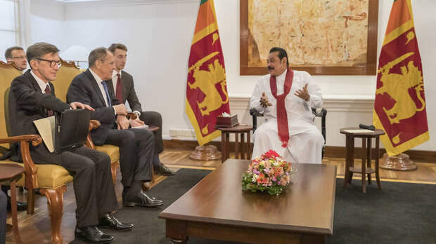 Российскую делегацию во главе с Сергеем Лавровым на Шри-Ланке (справа: премьер-министр Махинда Раджапакса) приняли радушно