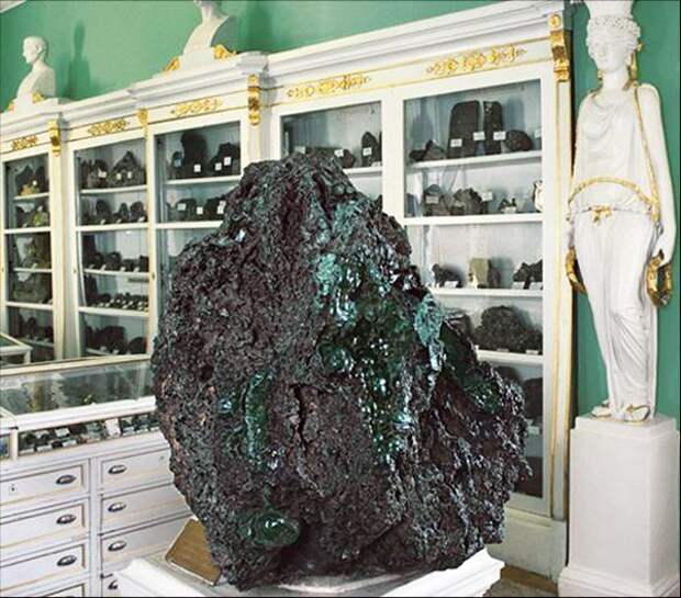 Самый большой кусок малахита в горном музее Санкт-Петербурга. Малахит привезен с Урала и весит 1504 килограмма драгоценности, камни, огромные, полудрагоценные, самые большие, факты