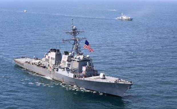 На фото: эсминец с управляемыми ракетами USS Porter (DDG 78) находится в Черном море во время учений Sea Breeze