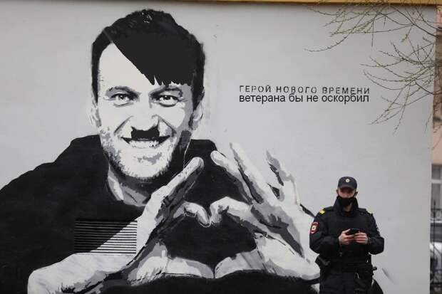 Граффити с Навальным за одно утро превратилось в мем
