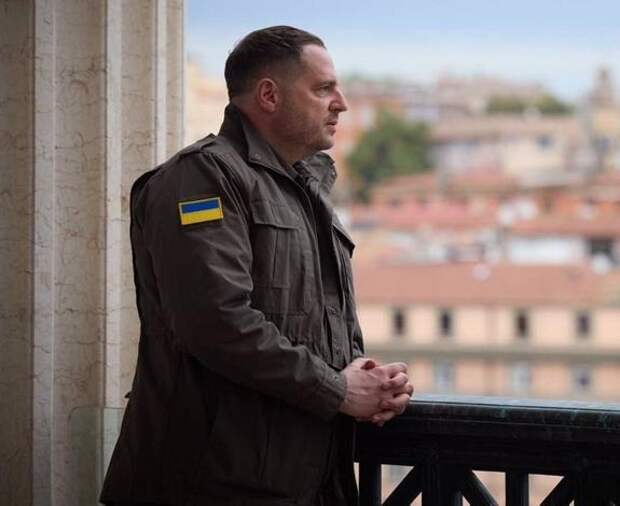 Уши непотопляемого Ермака до сих пор торчат из офиса президента