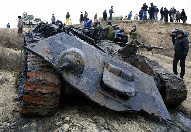 Подъем из реки Добрая танка Т-34, участвовавшего в Сталинградской битве (июль 1942 - февраль 1943), Волгоградская область, 2011 год