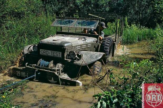 Кто бы только мог подумать! «Родная» механическая лебедка машины 1943 года выпуска оказалась вполне работоспособной. Первые несколько метров Dodge уверенно тянул себя из трясины, а потом...