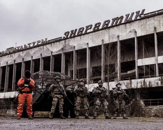 Монолитовцы украинские нацгвардейцы из 28-го Чернобыльского полка и их БТР-70 с