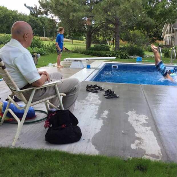 94-летний судья построил бассейн для соседских детей, чтобы не чувствовать себя одиноким