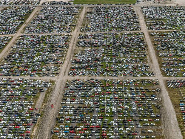 Поврежденные наводнением автомобили. Бейтаун, Техас, США, 2017 год.