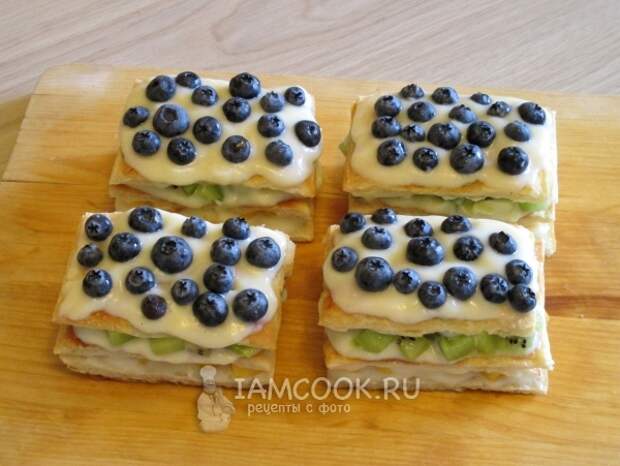 Выложить тесто, крем и голубику