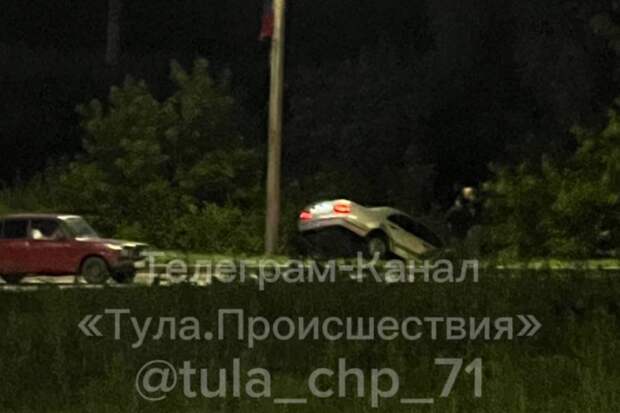 Серебристый Mercedes улетел в кювет в Щекино Тульской области