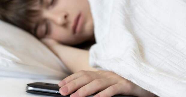 Сон рядом с телефоном опасен