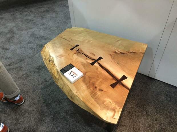 Деревянный стол в деревенском стиле