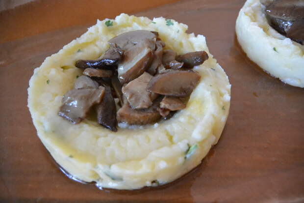 Захотелось мне чего-нибудь вкусненького. Чем себя побаловать? Ну конечно, приготовить грибочки, да ещё белые! Сделала картофельные гнёзда с белыми грибами. Угощайтесь!-5