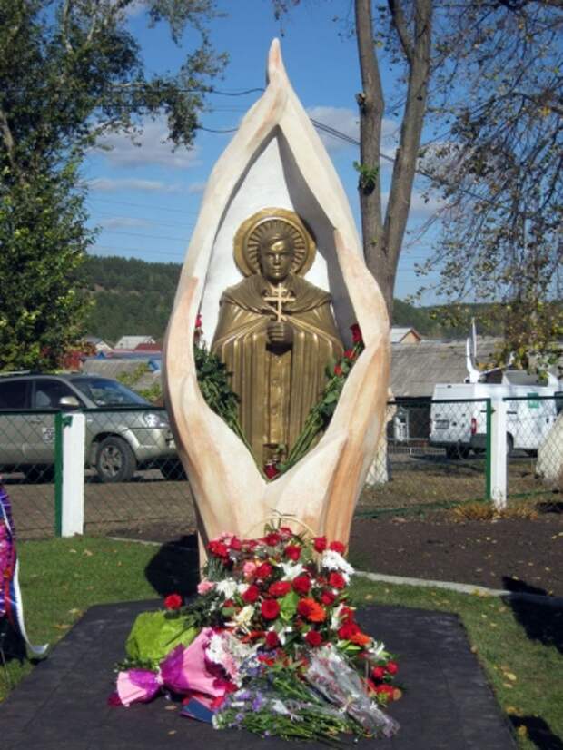 памятник Евгению Родионову