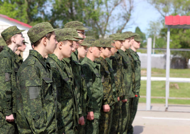 Военнослужащие дальней авиации провели экскурсию по авиационному полку для школьников Саратовской области