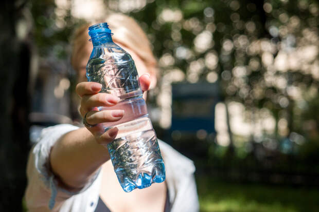 Советы гастроэнтеролога: как не отравиться бутилированной водой летом