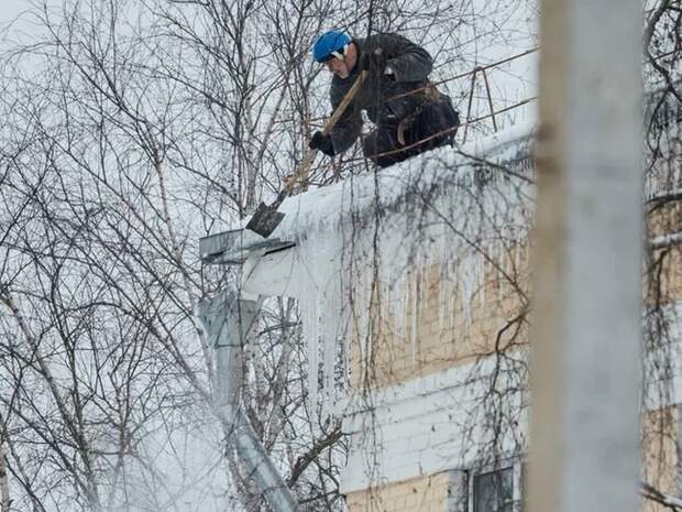 Александр Новиков пригрозил штрафами за плохую уборку крыш от снега и льда