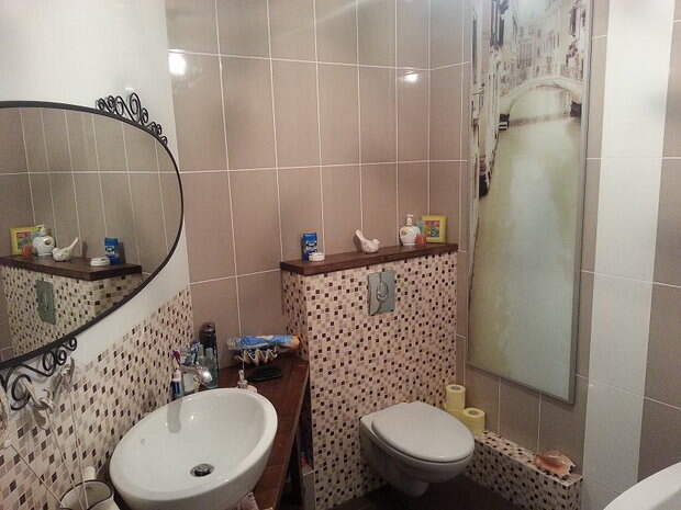 Ванная комната: деревянную столешницу сделали сами