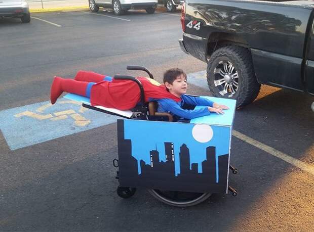 Настоящий супермен! забавно, инвалиды, костюмы, праздник, сильные люди, хэллоуин, чувство юмора, юмор