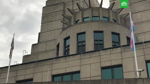 Над зданием британской спецслужбы MI6 появился флаг трансгендеров