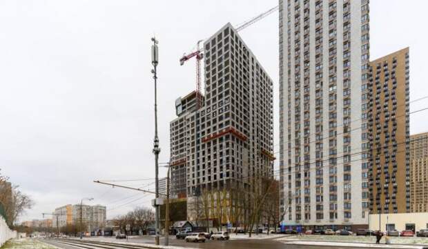 Начался монтаж кровли в бизнес-центре в районе Метрогородок