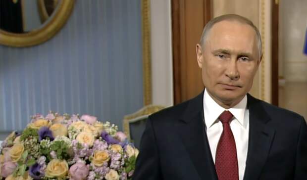 Владимир Путин поздравил россиянок с 8 марта