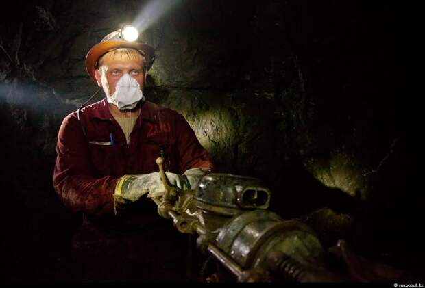 Здесь не место нытикам и слабакам. Мужчины, работающие на руднике, честно и тяжело зарабатывают на...