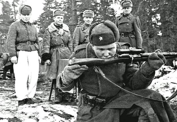 Советский солдат целует снайперскую винтовку Мосина во время церемонии вручения оружия. Великая Отечественная война, СССР, Солдаты моей страны