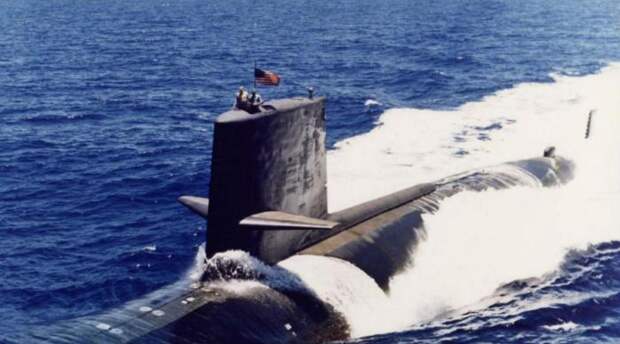 Вооружение и реактор На борту «Скорпион» нес самонаводящиеся торпеды, способные найти цель на расстоянии до 9 тысяч метров. Атомный реактор (нового типа, не применявшийся ранее) обеспечивал надводную скорость в 15 узлов и подводную в 33 узла.